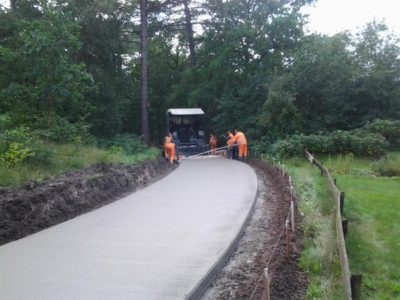 aanleg beton fietspad in Schoorlse Duinen